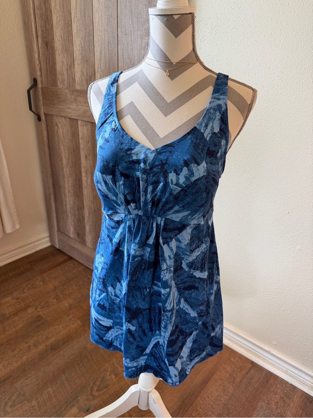 L.L.Bean Blue Tropical Print Tankini Top Built In Bra Adjustable Straps 10/12